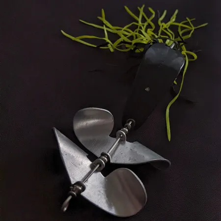 Strike King Timber King, 14g, musta/keltainen, ruohikkosuojattu lippalusikka #23269