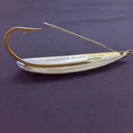 Johnson Silver Minnow, 31g hopea/kulta, ruohosuojattu lusikka #24182